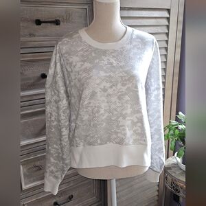 Under Armour White/Gray Camouflage Cropped Sweatshirt NWOT Sz Med